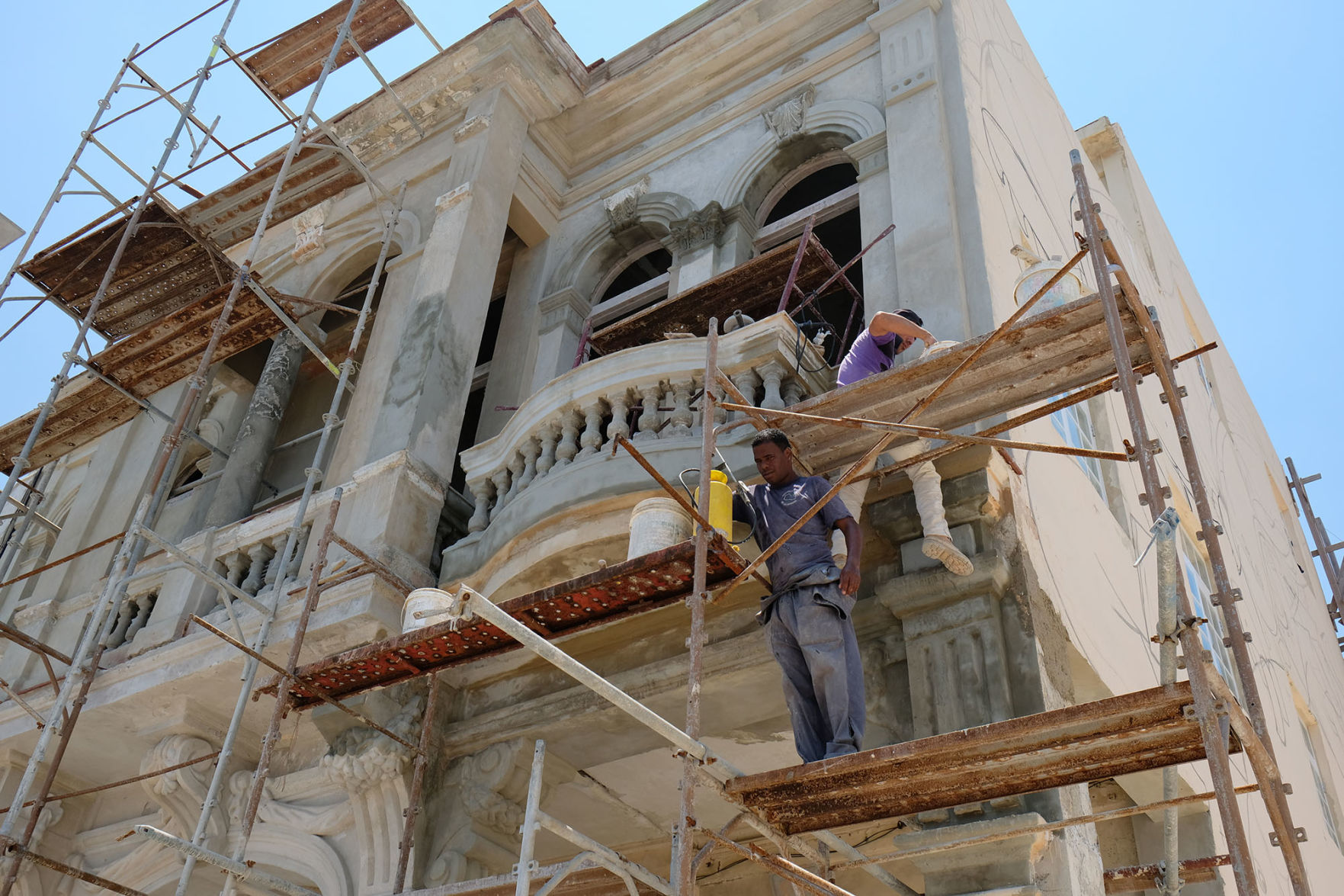 Havana combines colonial architecture in a dizzying flux of disintegration and reconstruction.